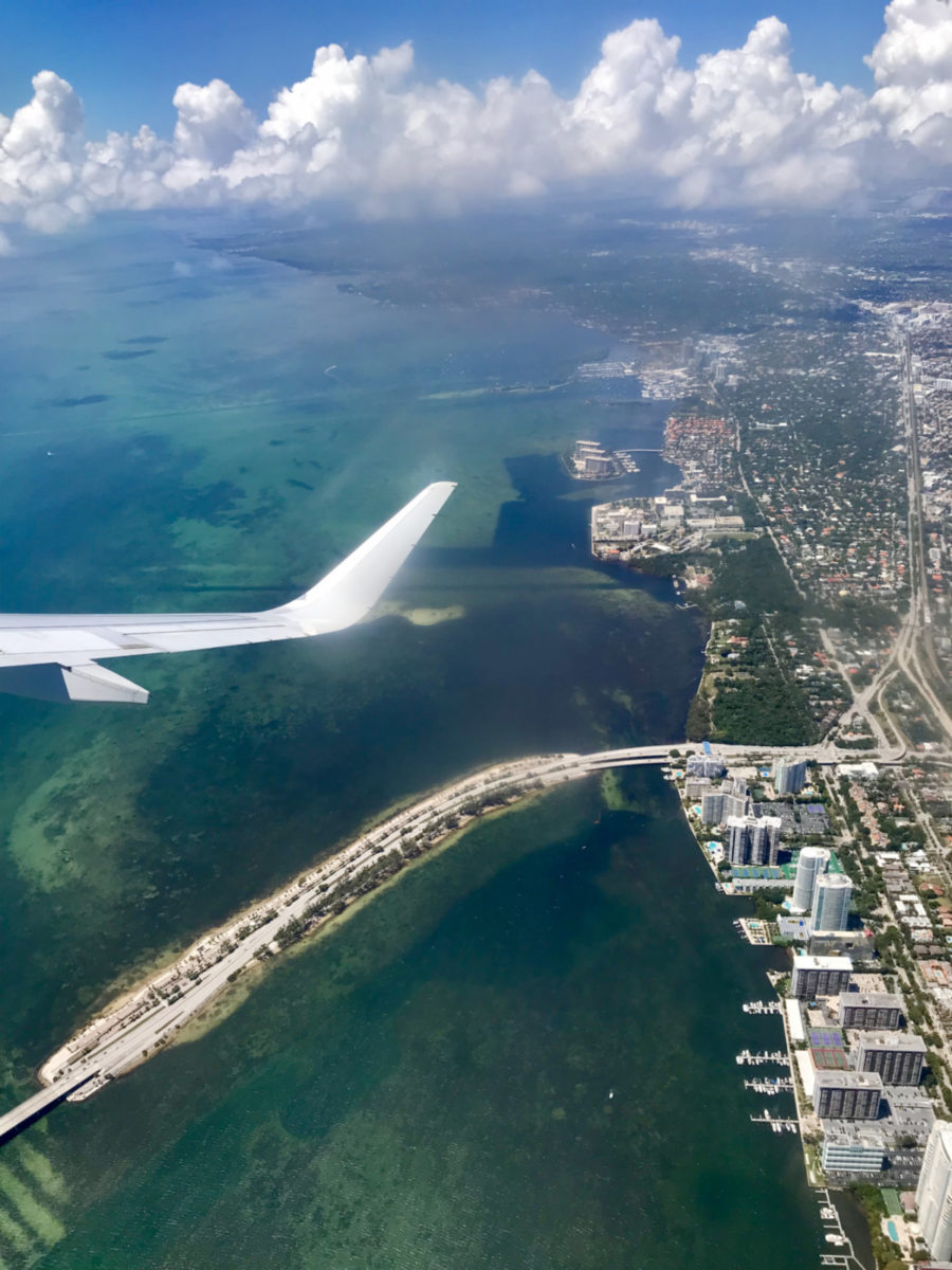 Vista aérea da chegada às Ilhas Cayman