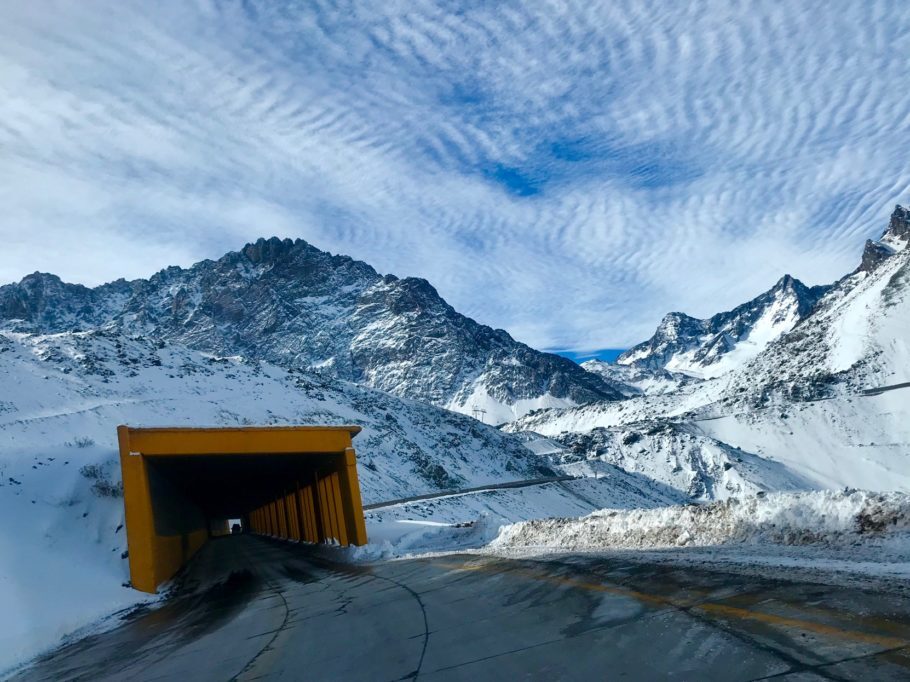 Estrada que corta a Cordilheira dos Andes para chegar a Portillo tem túneis como este e 30 curvas famosas