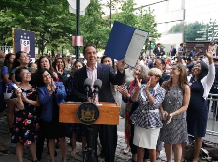 O governador de Nova York, Andrew Cuomo, promulgou a lei no embalo do título da Seleção de futebol feminino