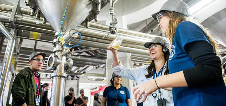 Cervejaria Ambev oferece tours gratuitos e guiados por algumas de suas fábricas espalhadas pelo país