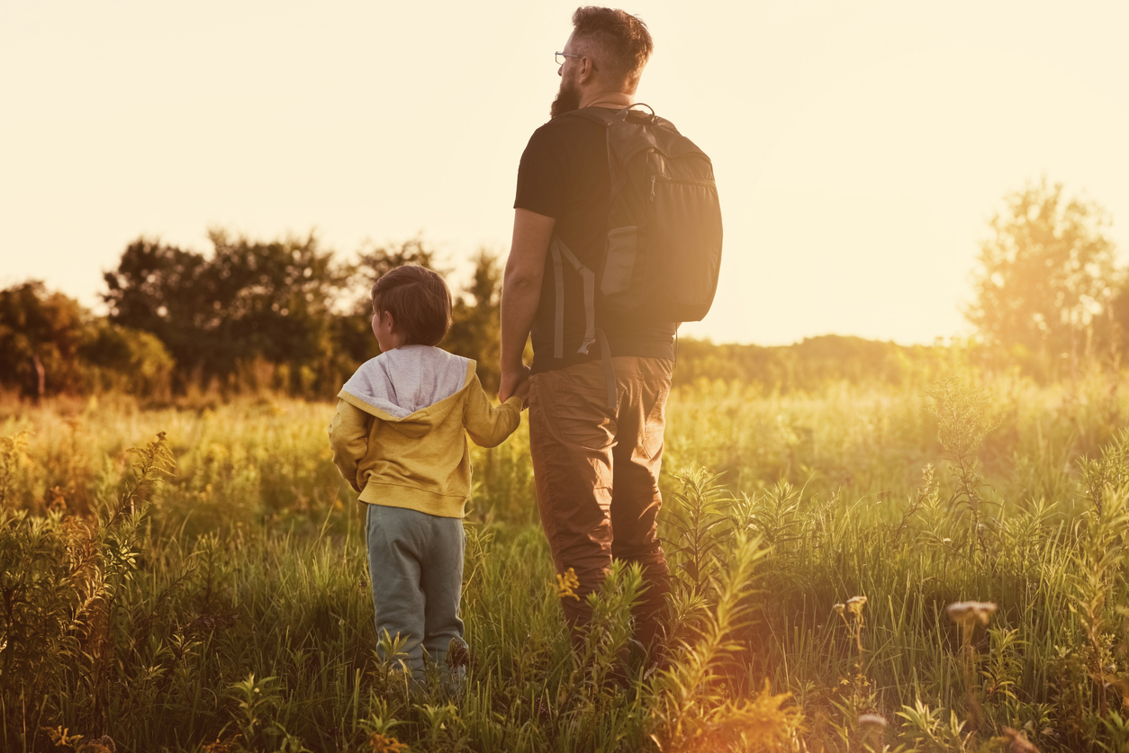 Pai. Pai em45480. Dia Anderwud сын. Sons and father on nature.