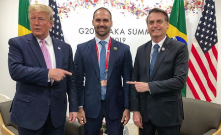 Donald Trump, Eduardo e Jair Bolsonaro na reunião do G-20, no Japão, no mês passado
