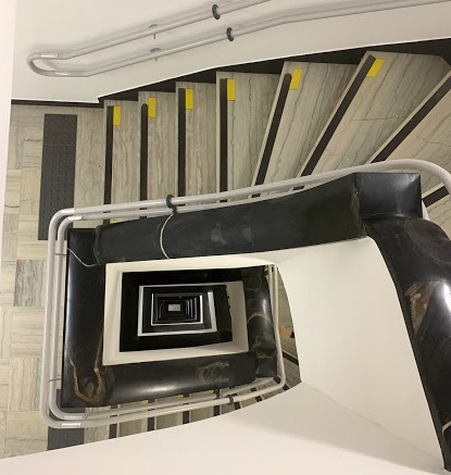 Do mirante você pode descer de escada até os andares com as exposições temporárias. Só não olhe para baixo!