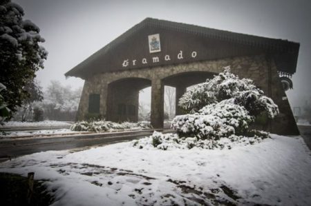Portal de Gramado no inverno, época perfeita para conhecer a cidade e seu festival