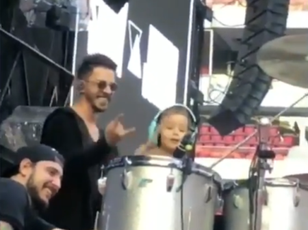 Otto, filho de Junior, da dupla Sandy e Júnior, sobre ao palco para tocar bateria durante ensaio