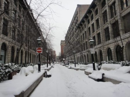 Rua de Montreal coberta pela neve