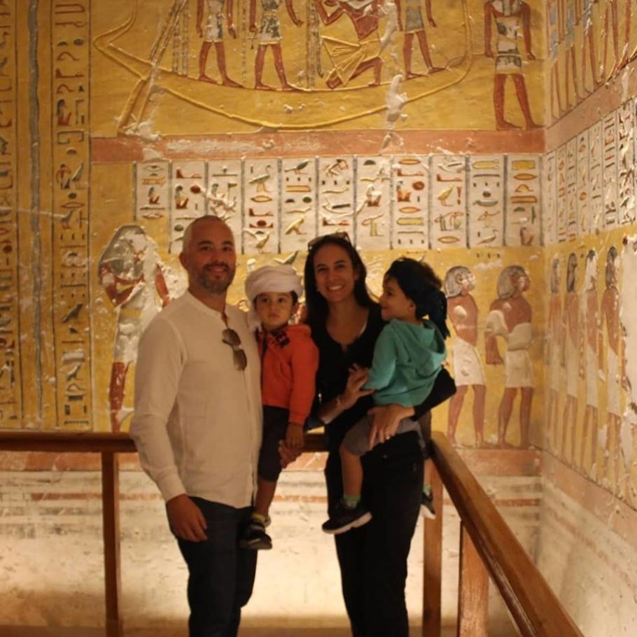 A família no Vale dos Reis, em Luxor, no Egito