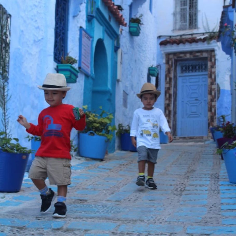 Os gêmeos Antonio e Gabriel em Chefchaouen, a “cidade azul”, no Morrocos