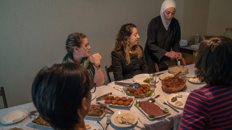 É possível apreciar um legítimo jantar Sírio servido na casa de uma refugiada do país