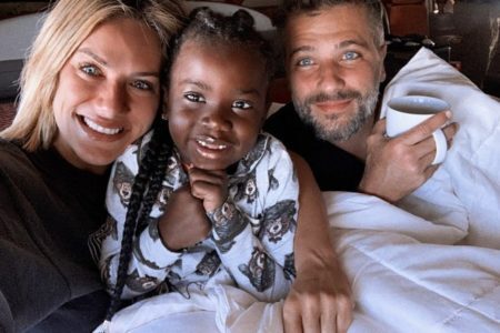 Giovanna Ewbank e Bruno Gagliasso são pais de Titi, que chegou ao Brasil em 2016