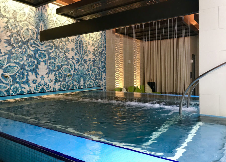 Duas piscinas e um banho turco dentro do spa do resort