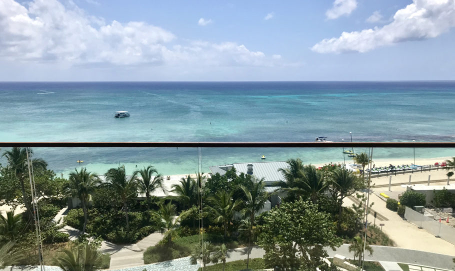Vista da varanda da minha suíte no hotel, nas Ilhas Cayman