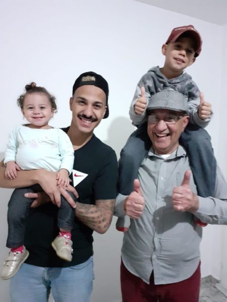 Família reunida: Igor sorri ao lado de seu pai Genaldo e dos filhos Marina e Noah