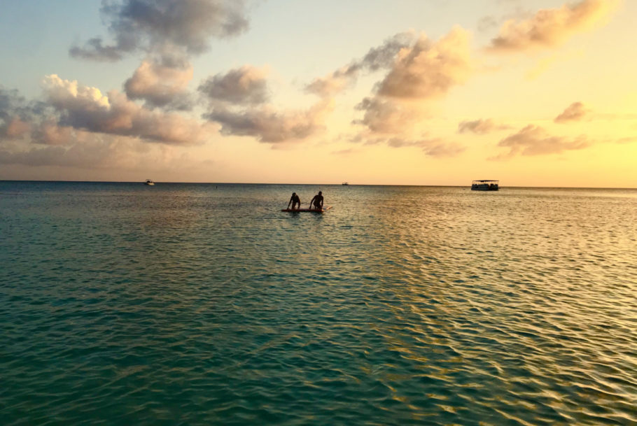 Cores inacreditáveis nas águas das Ilhas Cayman, perfeitas para relaxar e para mergulhos