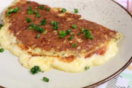 Omelete com queijo e cebolinha
