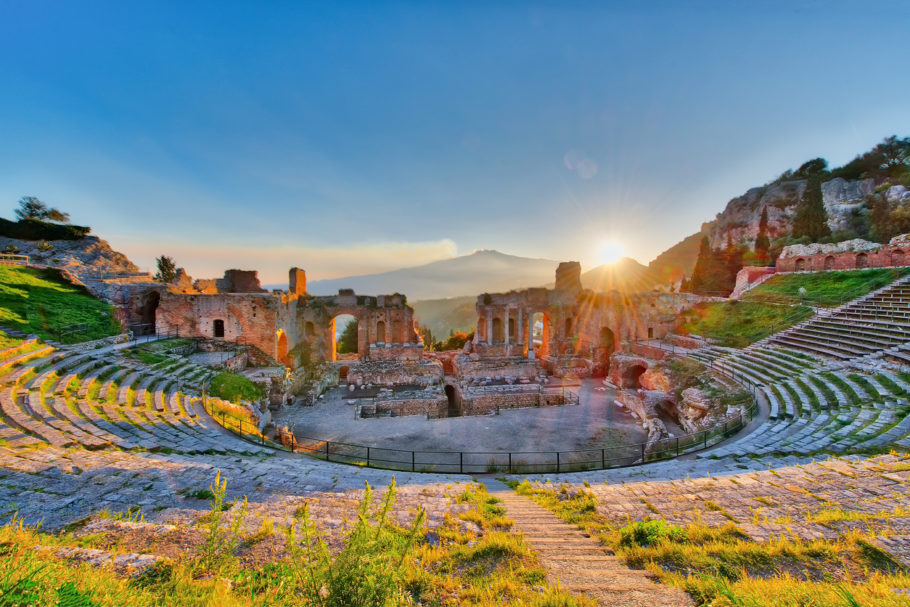 Ruínas do teatro romano de Taormina, na Sícilia, com o vulcão Etna ao fundo