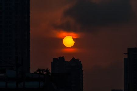 Foto de um eclipse solar