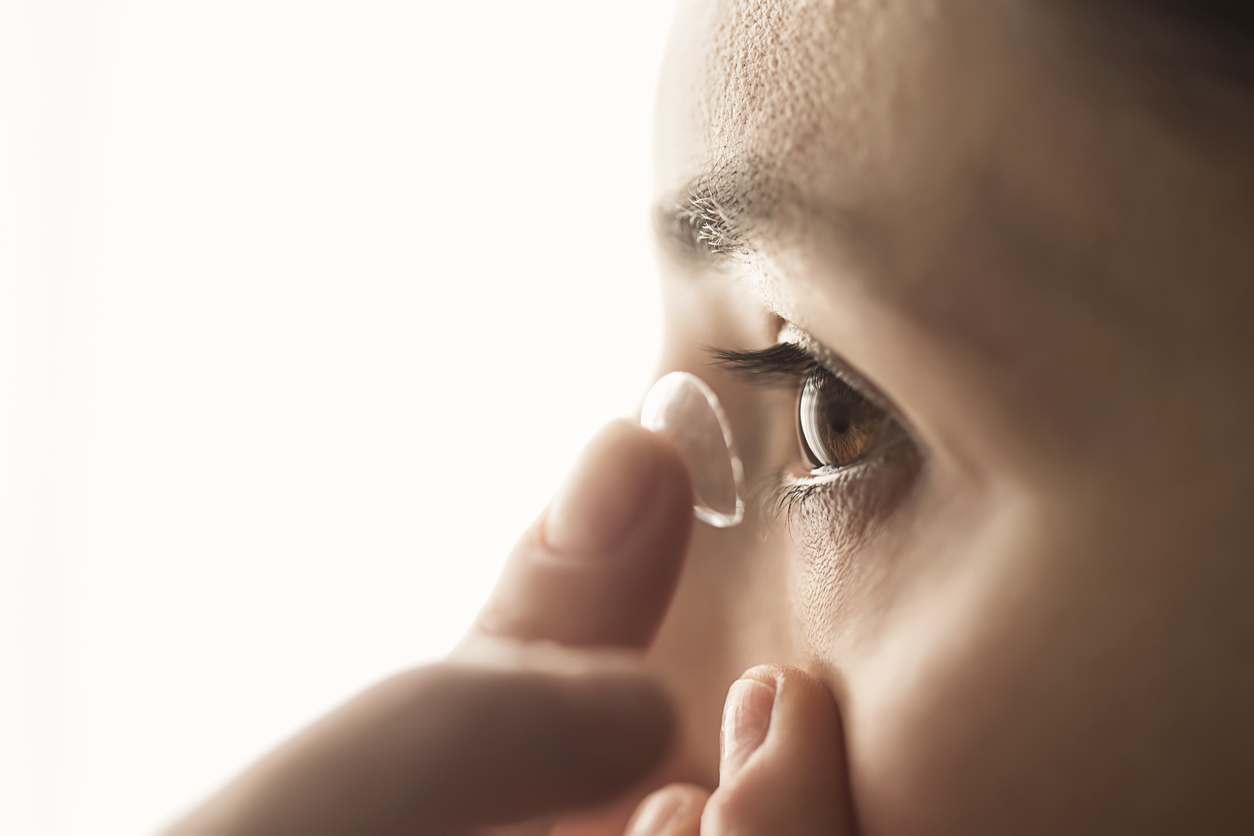 Vale lembrar que adaptação de qualquer tipo de lente de contato deve ser acompanhado por um oftalmologista – iStock/Getty Images