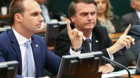 Eduardo e Jair Bolsonaro insistem na ideia de indicar o deputado para a embaixada