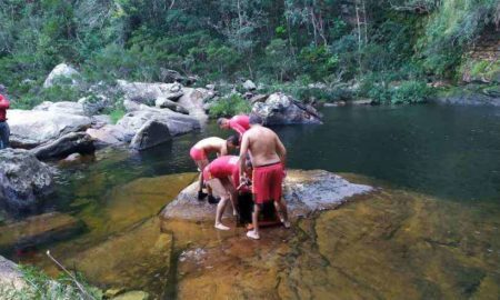 Jovens morrem afogados ao cair em cachoeira tentando tirar selfie