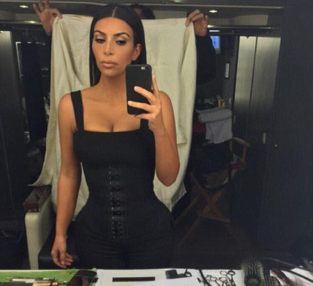 Kim Kardashian é uma das adeptas do Tight Lacing