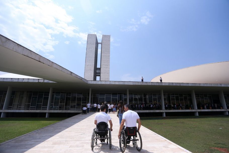 O Dia Nacional de Luta das Pessoas Deficientes é comemorado na Câmara dos Deputados com desfile de modelos com deficiência