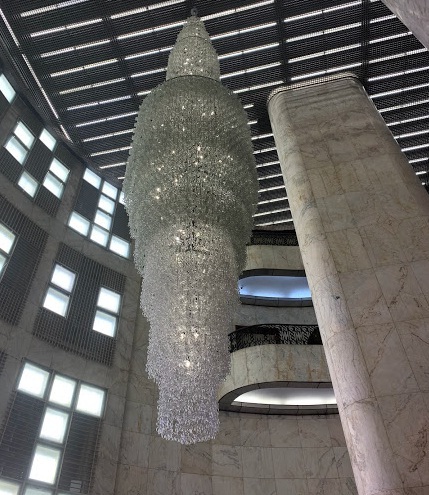 O lustre de 1,5 tonelada fica no hall principal do Farol Santander e chama a atenção de quem passa