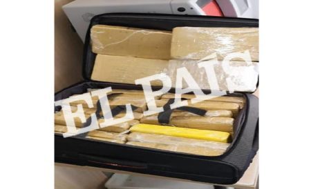 El País divulga foto da mala com 39kg de cocaína no avião da FAB