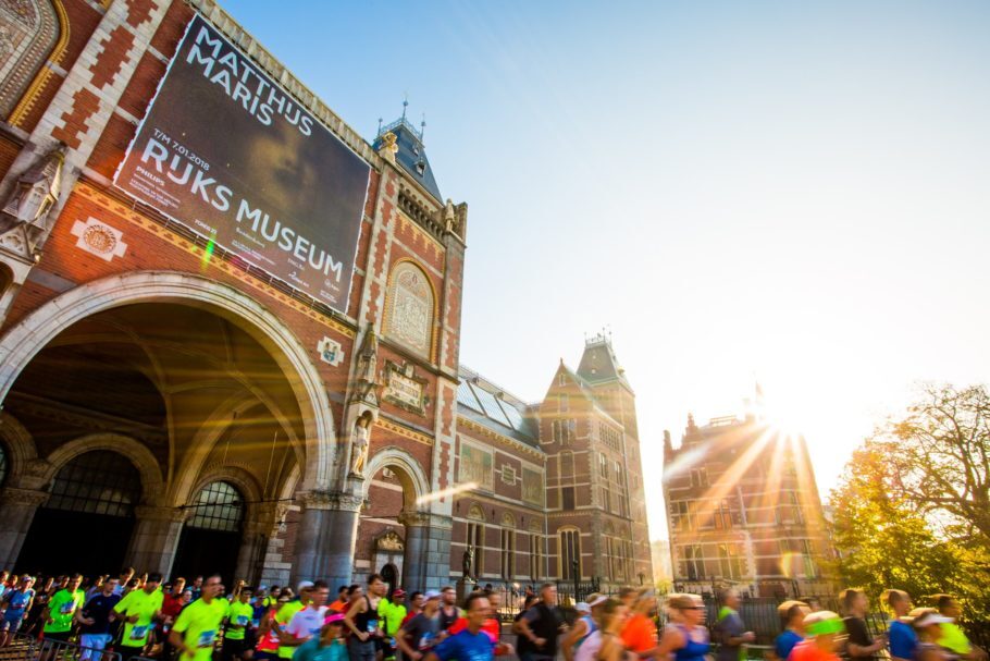 Maratona de Amsterdã passa por túnel de um dos museus mais lindos do mundo, Rijksmuseum
