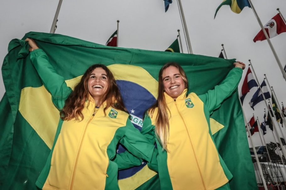 As velejadoras Martine Grael e Kahena Kunz, que serão porta-bandeiras do Brasil no Pan de Lima