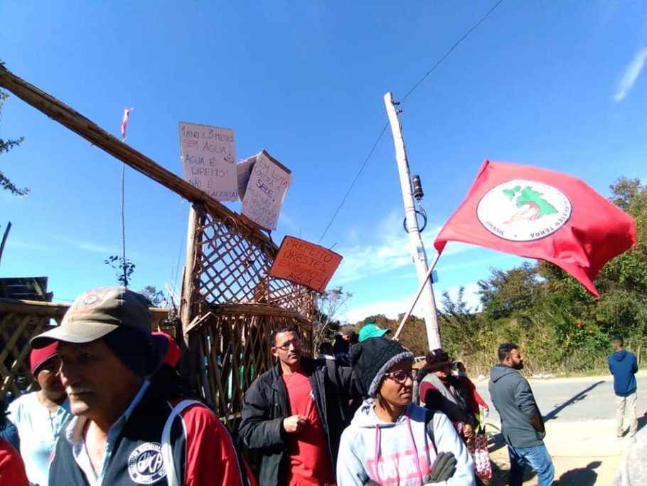 Os moradores do acampamento protestavam contra a prefeitura no momento do ocorrido