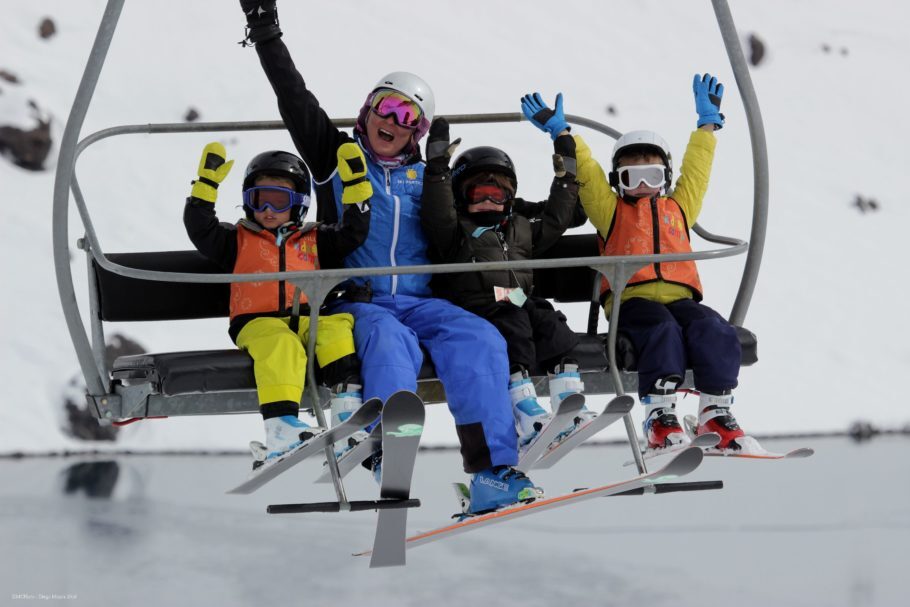 Crianças a partir dos 3 anos já podem começar nas aulas dos esportes de neve