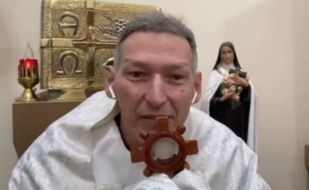 O padre Marcelo Rossi comentou sobre a mulher que o empurrou do altar durante missa