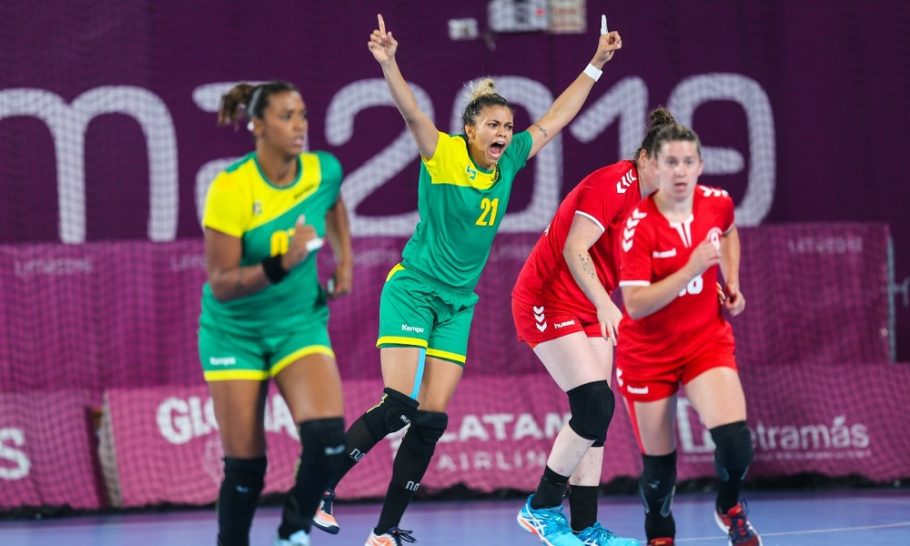 Brasil vence Canadá no handebol feminino durante partida no Pan de Lima