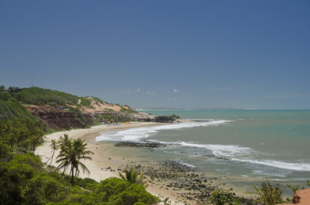 Com atrativos naturais de beleza singular, a praia da Pipa atraí turistas brasileiros e estrangeiros