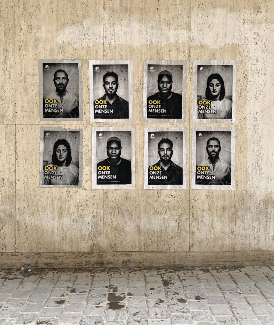 Os cartazes da campanha do partido de extrema direita foram reciclados em um processo artesanal para combater o preconceito contra refugiados