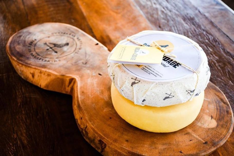 O queijo Canastra Tradicional leva cerca de 12 litros de leite e pesa em média 1,2 kg