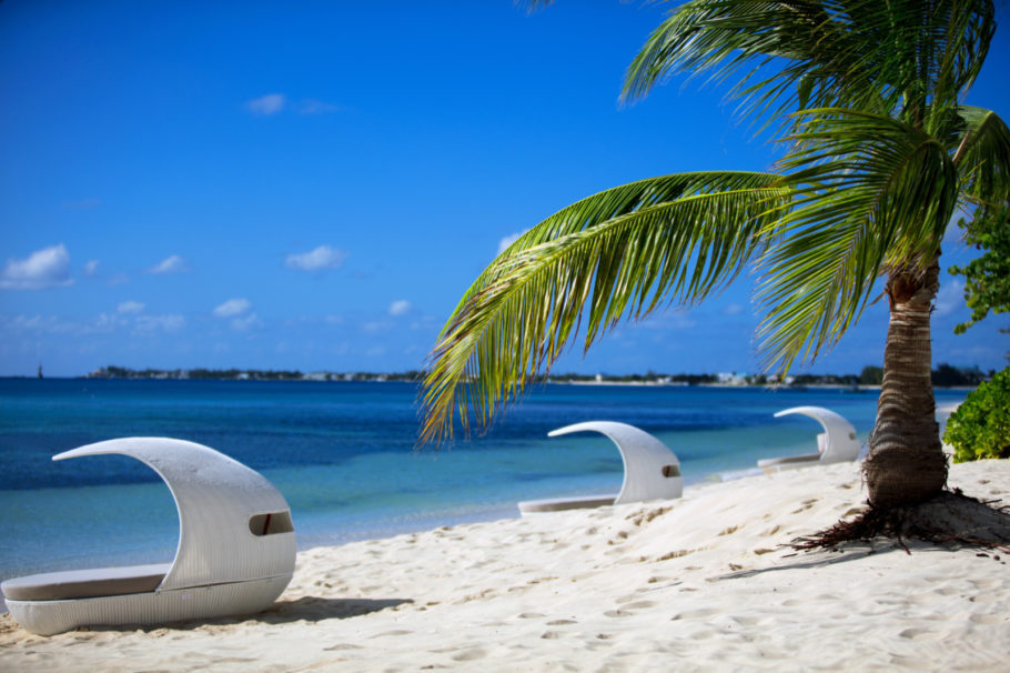 Minicabanas do hotel para relaxar no Caribe, nas Ilhas Cayman
