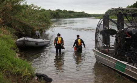 Patrulheiros da fronteira procuram criança brasileira desaparecida na última segunda-feira, 1º – Foto: CBP South Texas