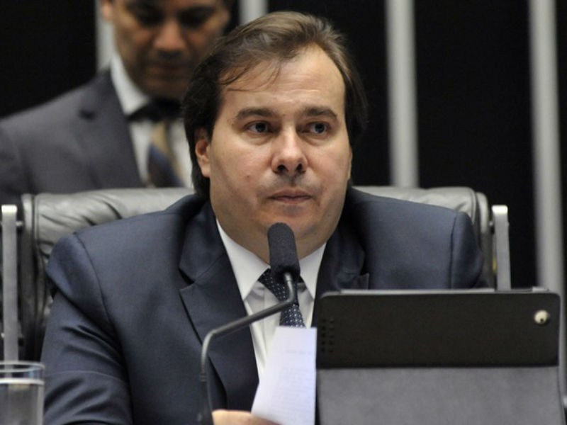 Rodrigo Maia criticou o deputado Eduardo Bolsonaro após declarações