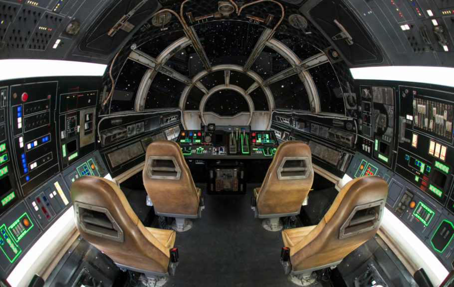 Dentro da Millennium Falcon há espaço para até 6 lugares, para tripulantes em diferentes funções
