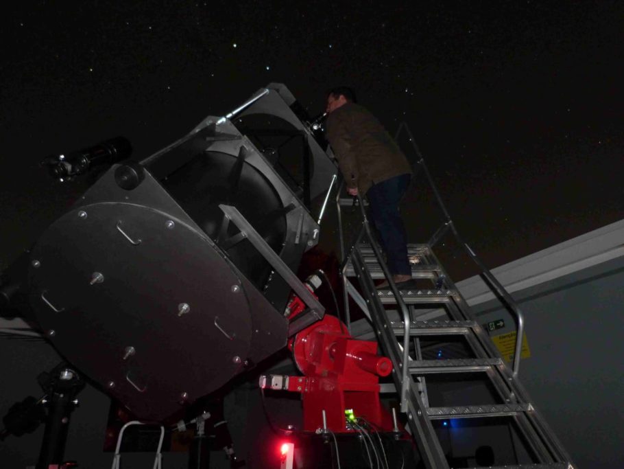 Turista observa o céu em um dos telescópios do Polo Astronômico de Amparo