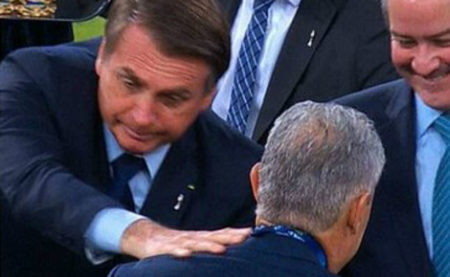 Bolsonaro cumprimentou Tite rapidamente durante a entrega das medalhas da Copa das Américas