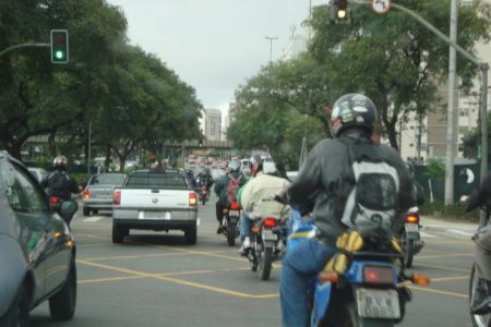 O “Uber” das motos já está funcionando em quatro capitais brasileiras