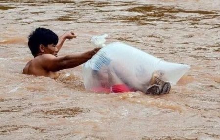 Crianças atravessam rio dentro de saco plástico para chegarem à escola no Vietnam