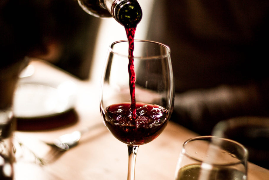 Em uma taça de vinho há diversos benefícios à saúde