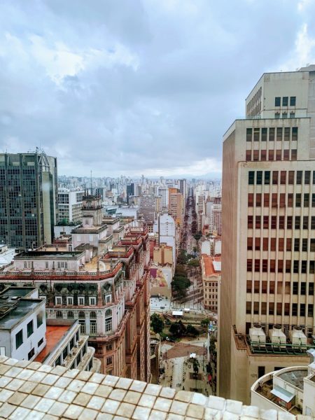 Lá do alto é possível avistar o terraço do Edifício Martinelli, outro símbolo da cidade de São Paulo