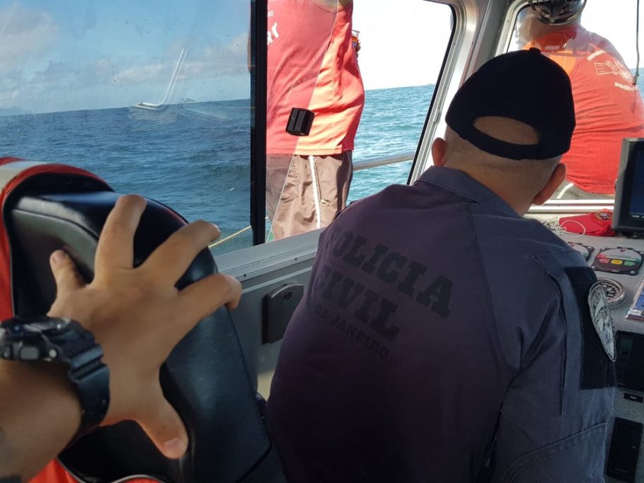 Dias depois da prisão do policial reformado, investigadores fizeram buscas no mar da Barra – Foto: divulgação/Polícia Civil 