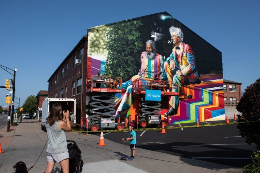  Moradores de Buffalo tiram foto do mural feito pelo brasileiro Eduardo Kobra