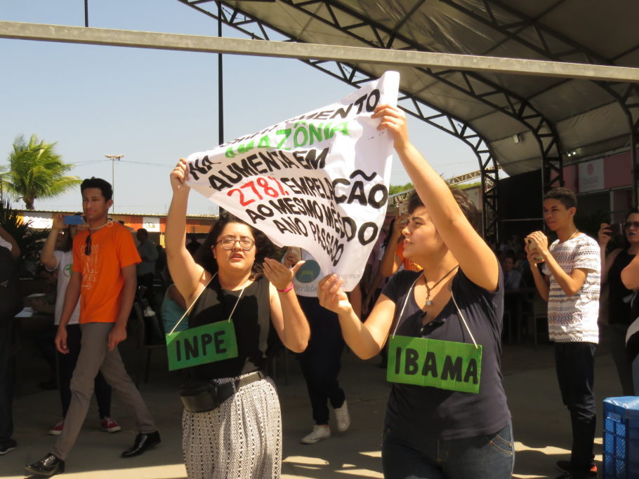 Voluntários protestam contra desmonte dos órgãos ambientais